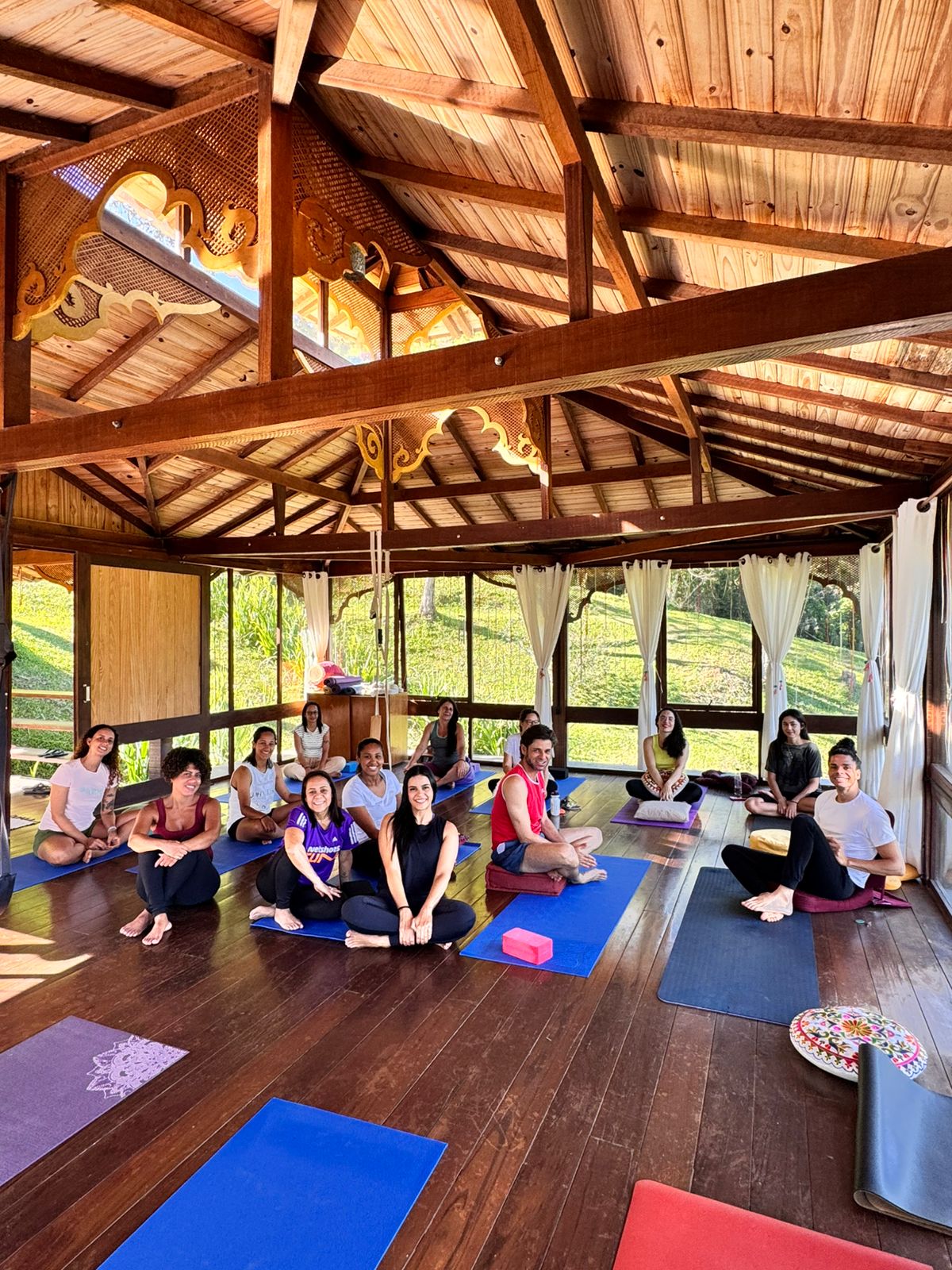 Sala de práticas de yoga do Seva Retiros com vista para a floresta